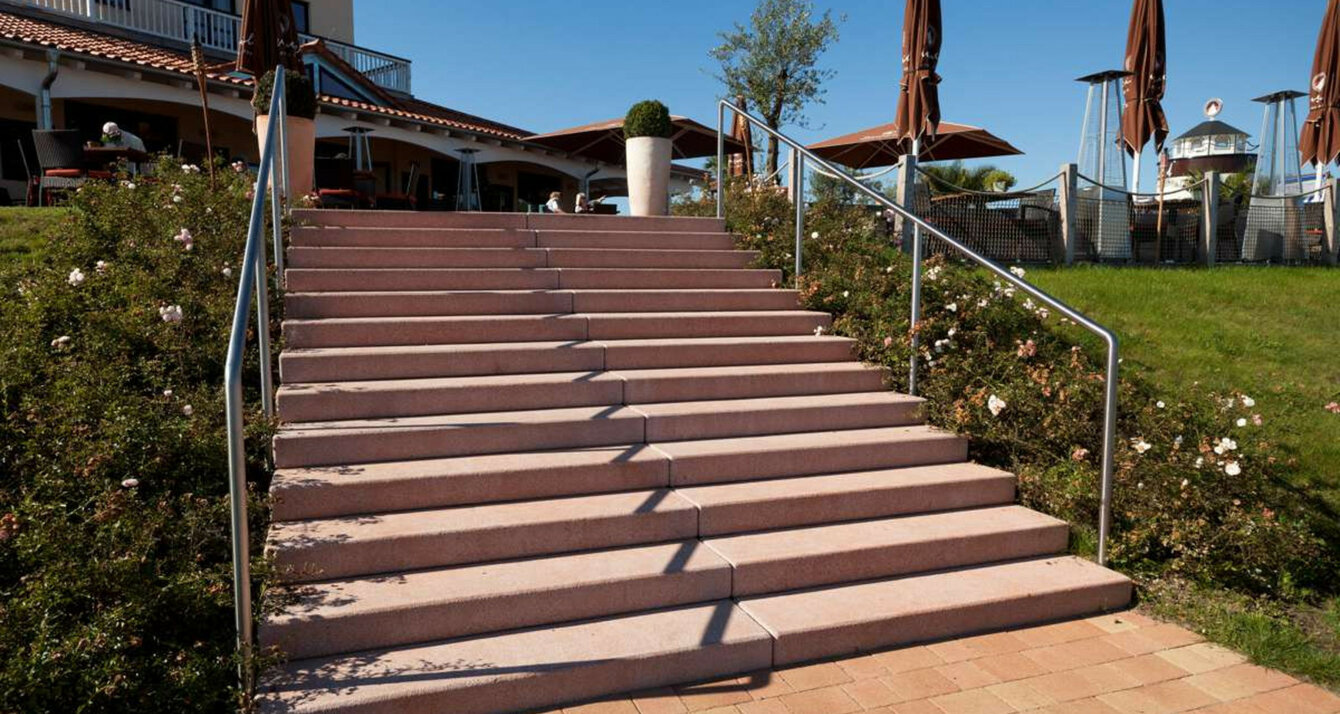 blokové schody riešia svah v záhrade, aj prístup na terasu vo svahu