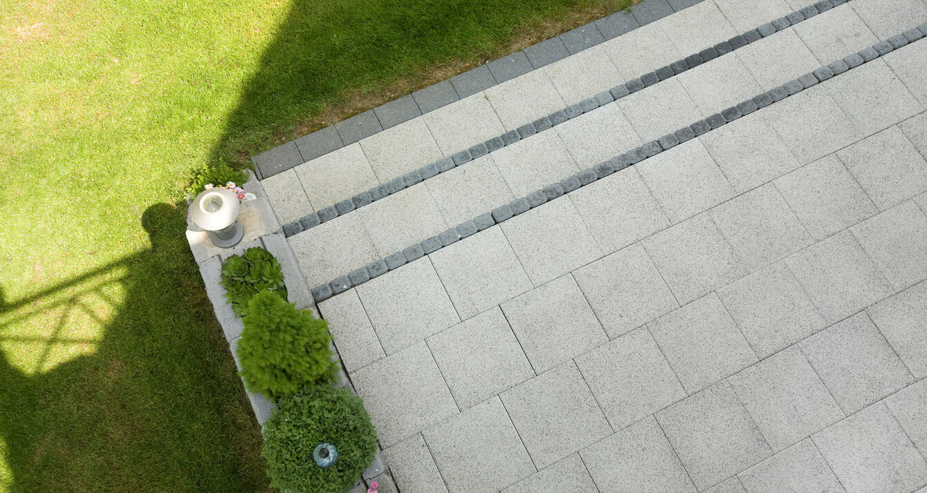 elegantný prechod z terasy rodinného domu rovno do záhrady, pomocou terasových platní Aqua flair